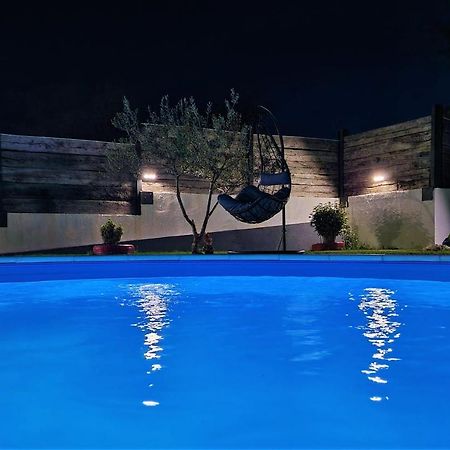 Holiday House Boost With Heated Pool Klis Eksteriør bilde