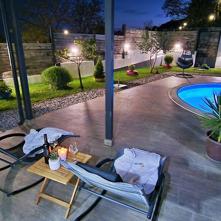 Holiday House Boost With Heated Pool Klis Eksteriør bilde