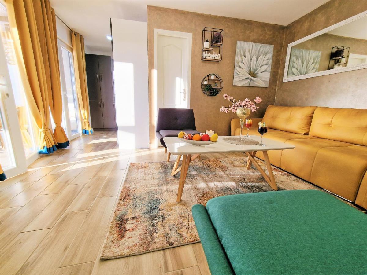 Holiday House Boost With Heated Pool Klis Eksteriør bilde