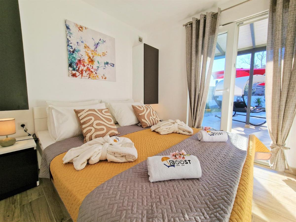 Holiday House Boost With Heated Pool Klis Eksteriør bilde