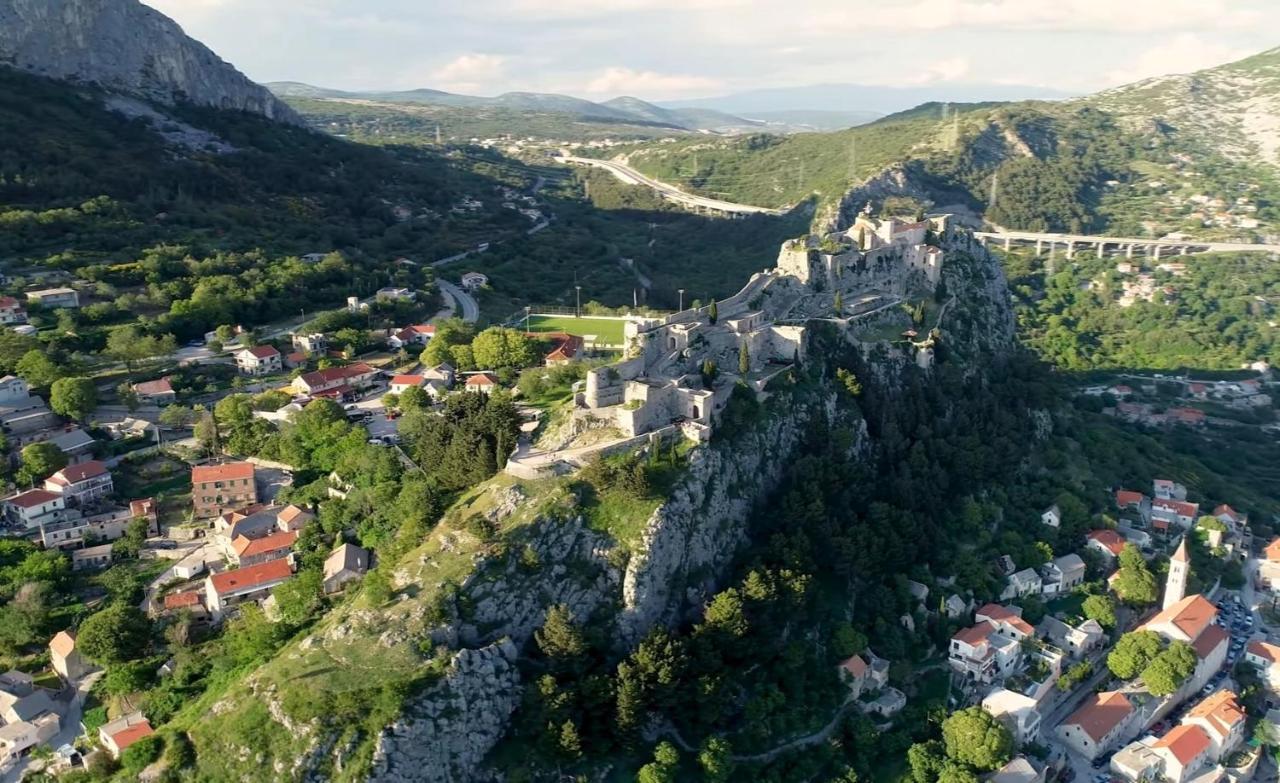 Holiday House Boost With Heated Pool Klis Eksteriør bilde