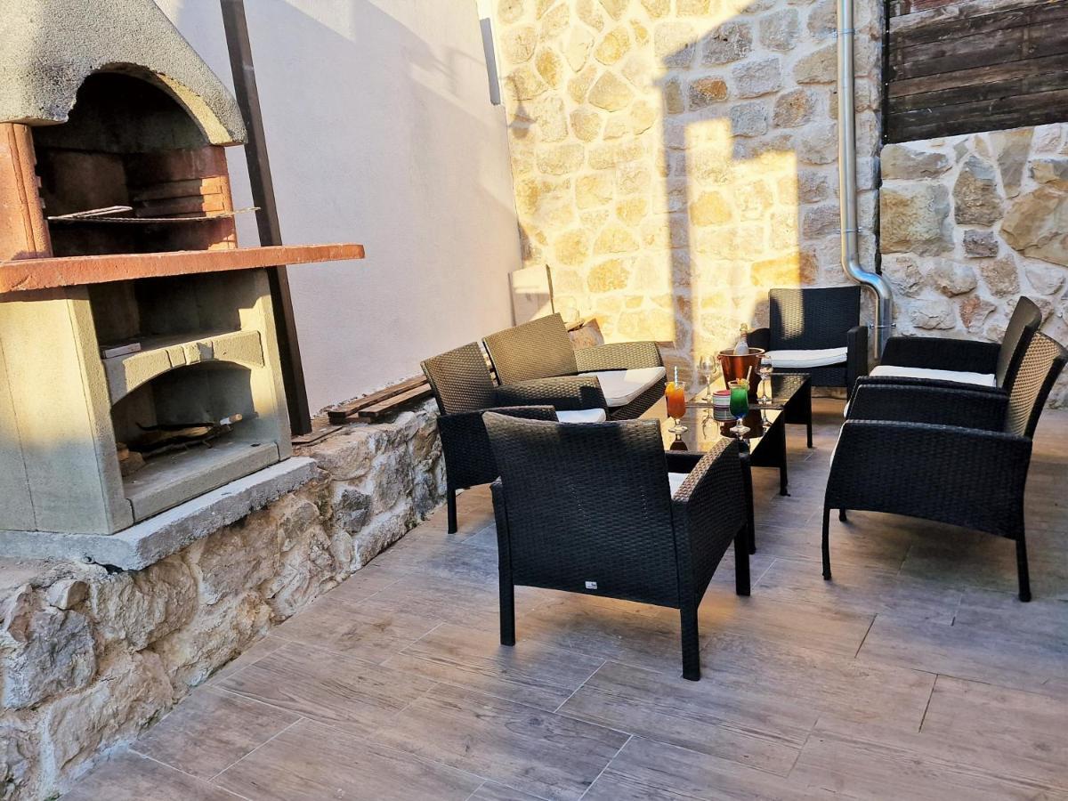Holiday House Boost With Heated Pool Klis Eksteriør bilde
