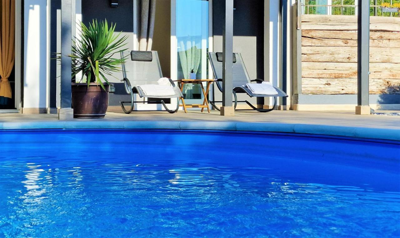 Holiday House Boost With Heated Pool Klis Eksteriør bilde