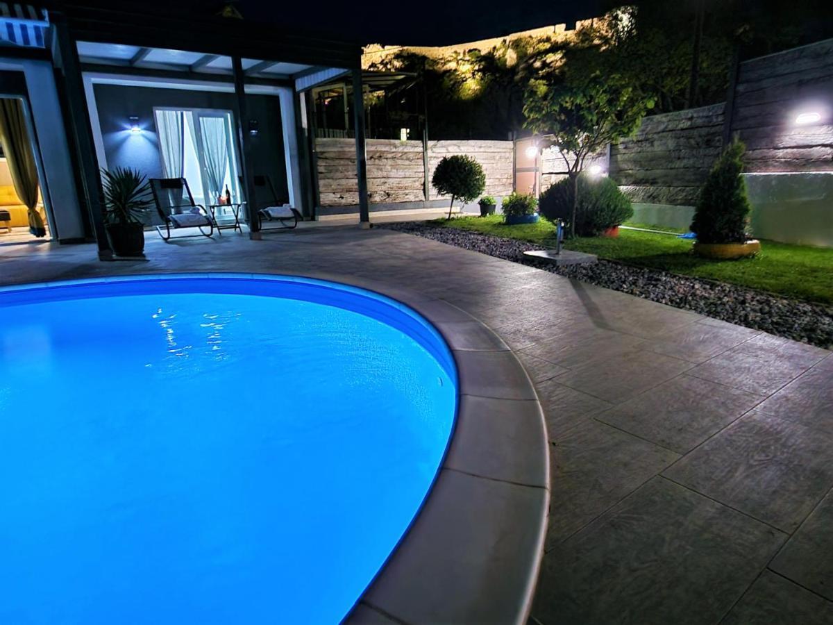 Holiday House Boost With Heated Pool Klis Eksteriør bilde