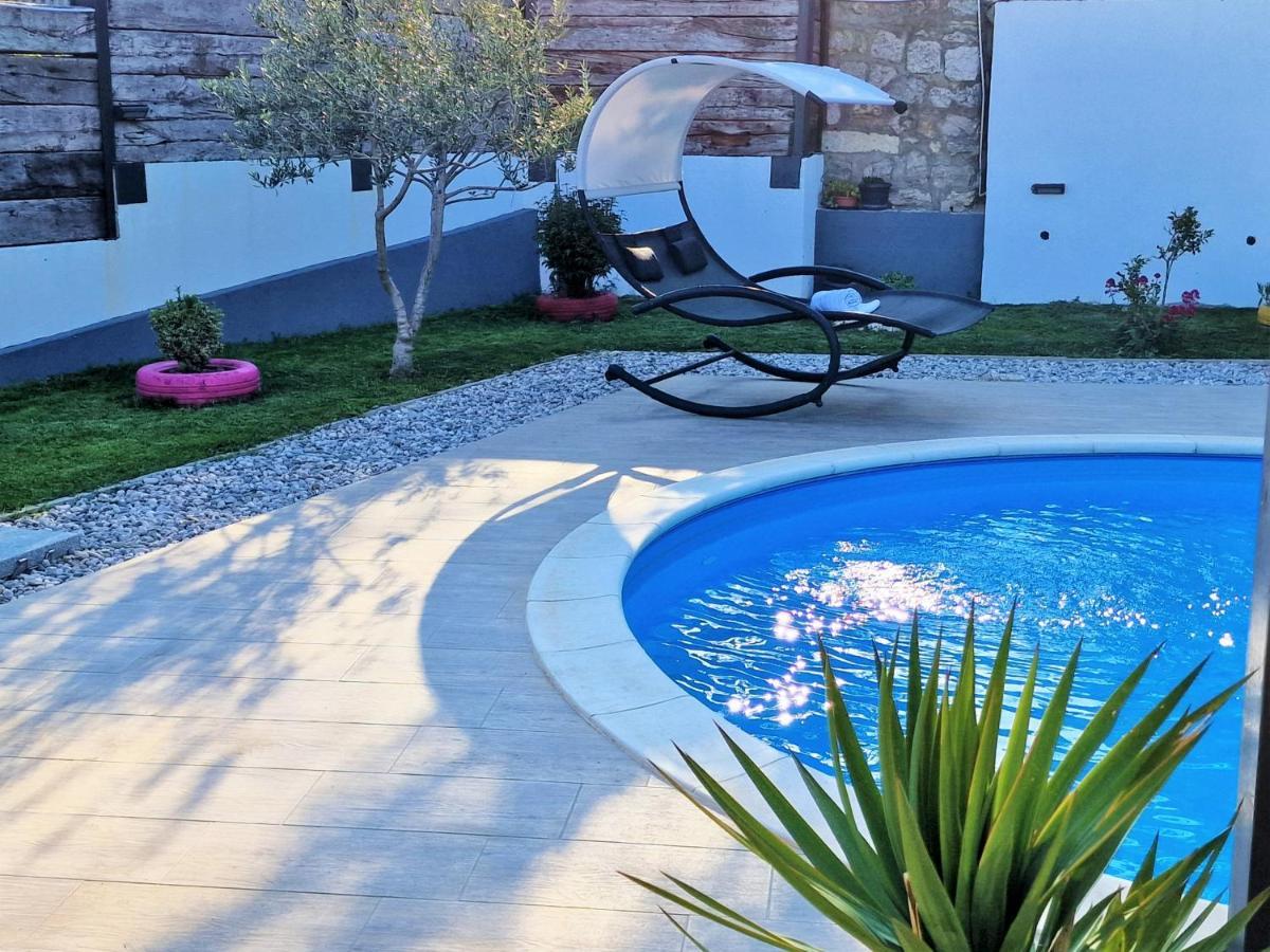 Holiday House Boost With Heated Pool Klis Eksteriør bilde