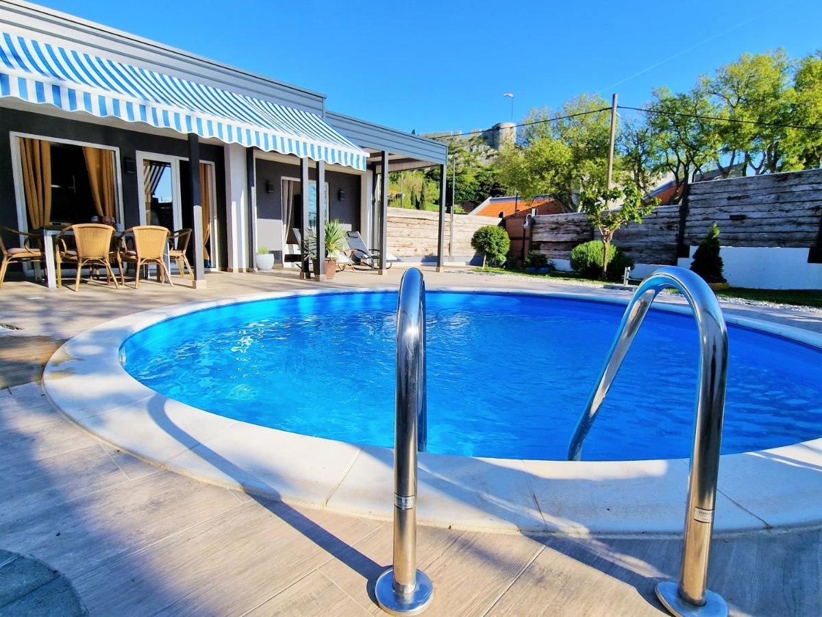 Holiday House Boost With Heated Pool Klis Eksteriør bilde