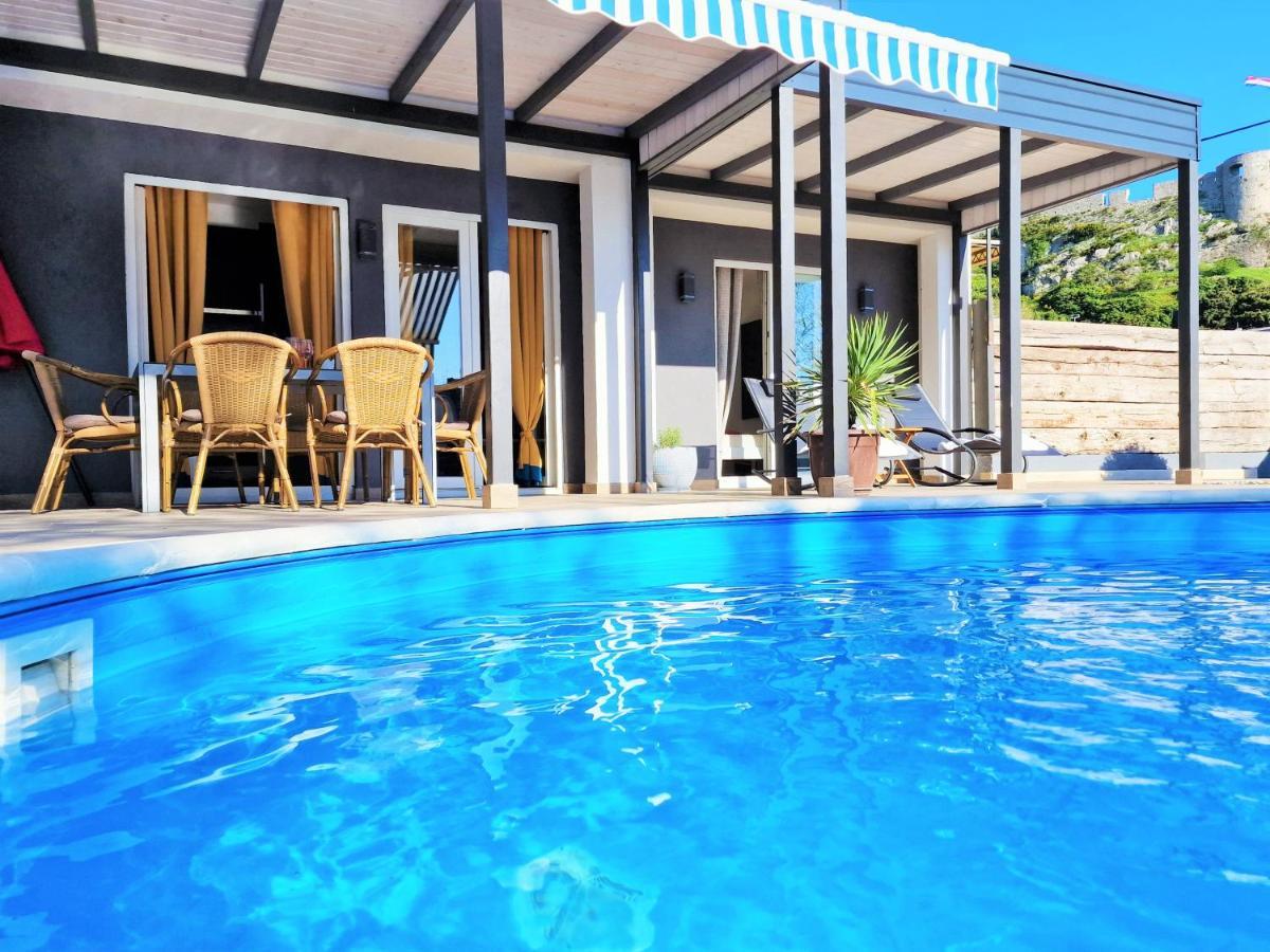 Holiday House Boost With Heated Pool Klis Eksteriør bilde
